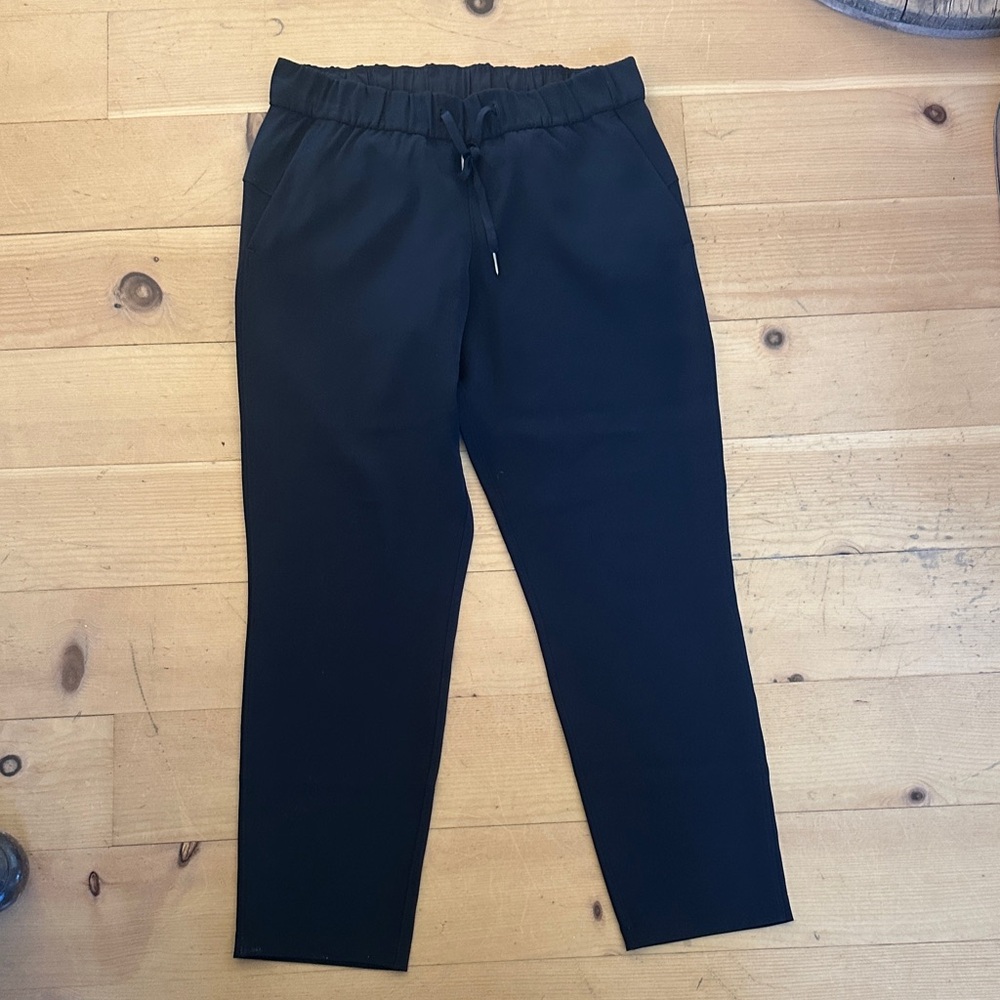 🟠 Women’s Black Lululemon dressy comfy pants.